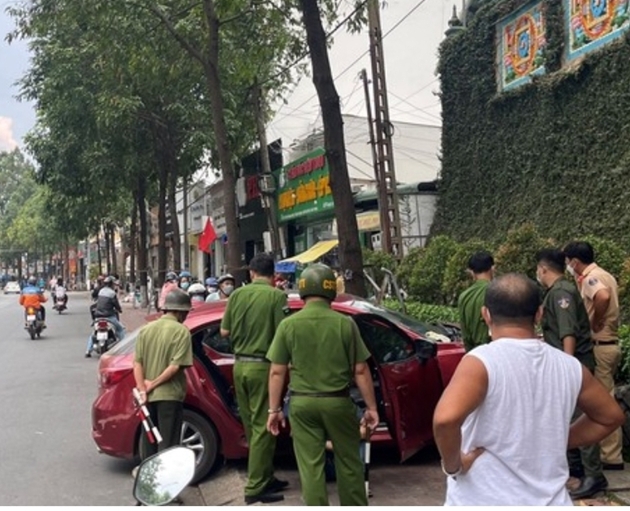 binh duong cam kim tiem khi lai xe nguoi dan ong tong manh vao tuong binh duong cam kim tiem khi lai xe nguoi dan ong tong manh vao tuong
