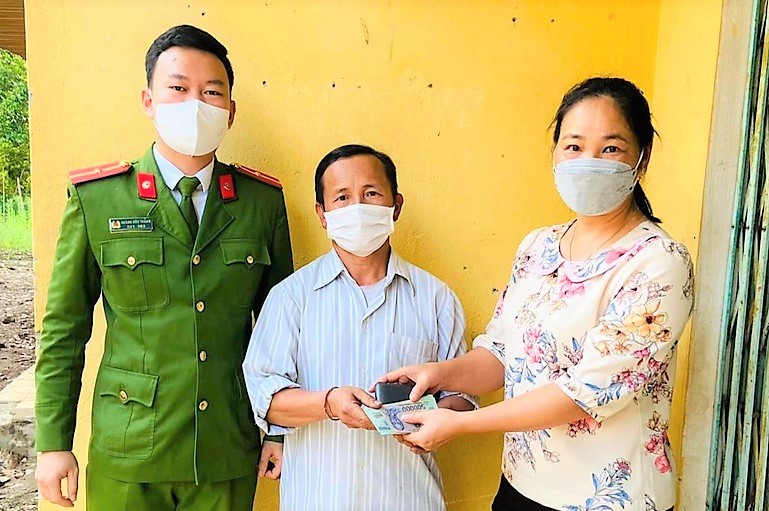hai thay co giao nhat duoc hon 12 trieu dong tra lai cho nguoi danh roi hai thay co giao nhat duoc hon 12 trieu dong tra lai cho nguoi danh roi