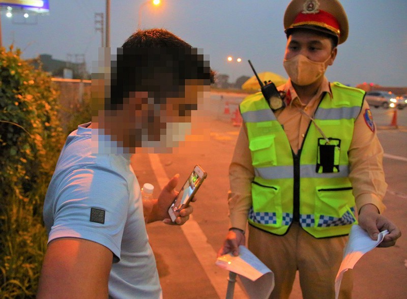 tai xe chay i suot 2 gio xin bo qua loi vi pham cuoi cung bat khoc khi ky bien ban tai xe chay i suot 2 gio xin bo qua loi vi pham cuoi cung bat khoc khi ky bien ban