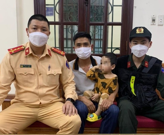 mau thuan vo cu bo mang con len cau bai chay doa nem xuong bien mau thuan vo cu bo mang con len cau bai chay doa nem xuong bien