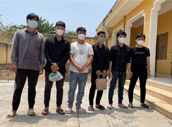 khoi to nhom nem phao no sung vao nha doi thu khoi to nhom nem phao no sung vao nha doi thu