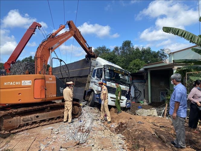 tai nan nghiem trong o binh phuoc xe tai tuot doc lao vao quan an khien 8 nguoi thuong vong