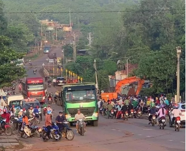 tai nan nghiem trong o binh phuoc xe tai tuot doc lao vao quan an khien 8 nguoi thuong vong2