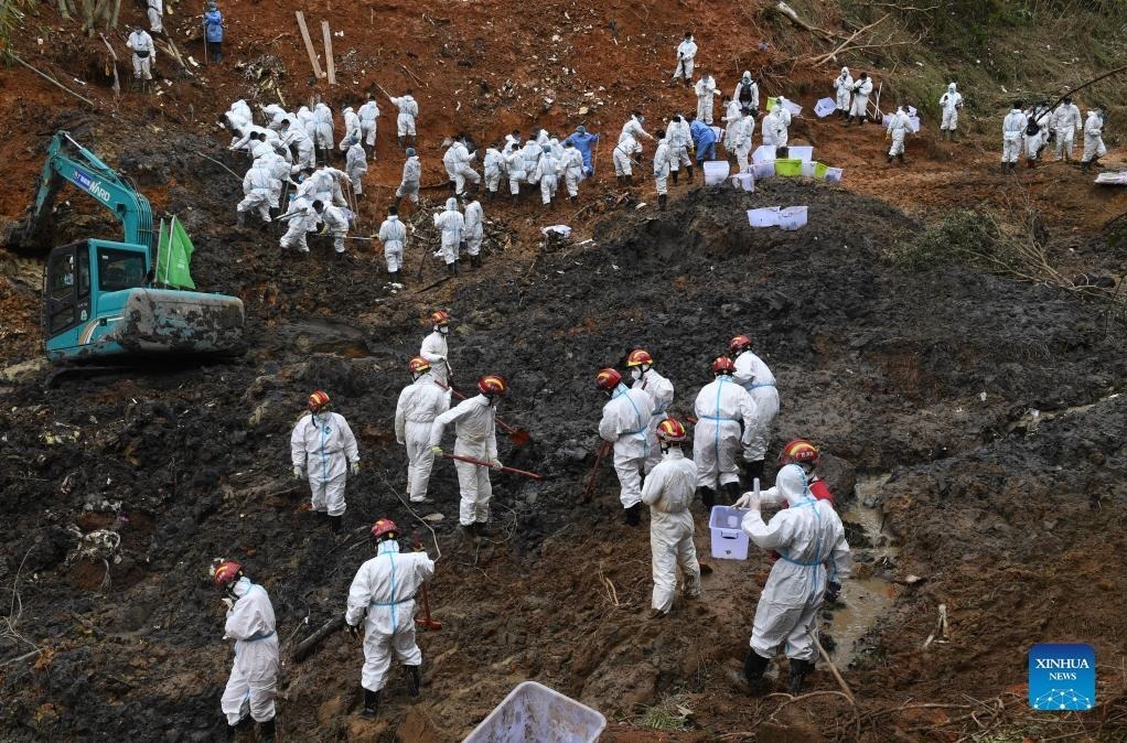 may bay cho 132 nguoi roi o trung quoc khoet nui tim nan nhan