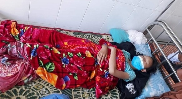 vu nu sinh lop 7 bi ban tat va xe ao o quang tri danh tu lop ra ngoai duong
