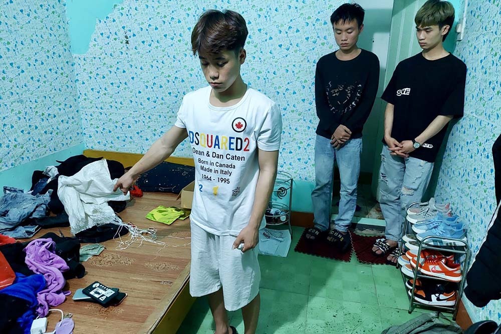 giau can sa vao hop thuoc chua yeu sinh ly 5 thanh nien bi bat giau can sa vao hop thuoc chua yeu sinh ly 5 thanh nien bi bat