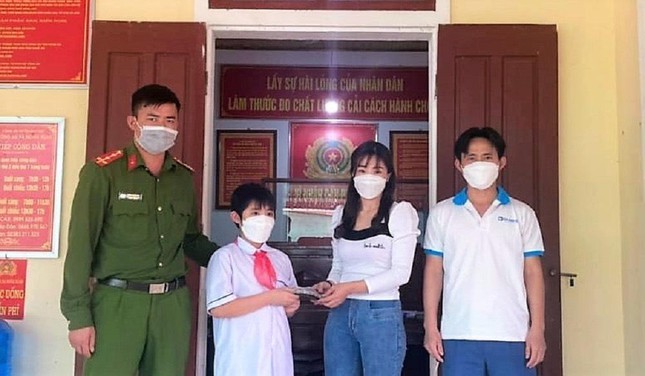 hai chi em nhat duoc chiec vi co gan 20 trieu dong den cong an tim nguoi danh roi