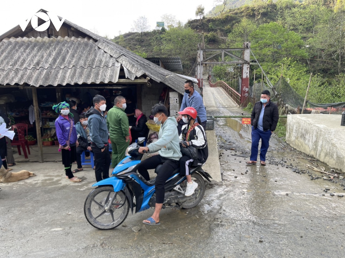 dung barie don dau ba con len nuong tu 5h sang de tiem phong covid 19