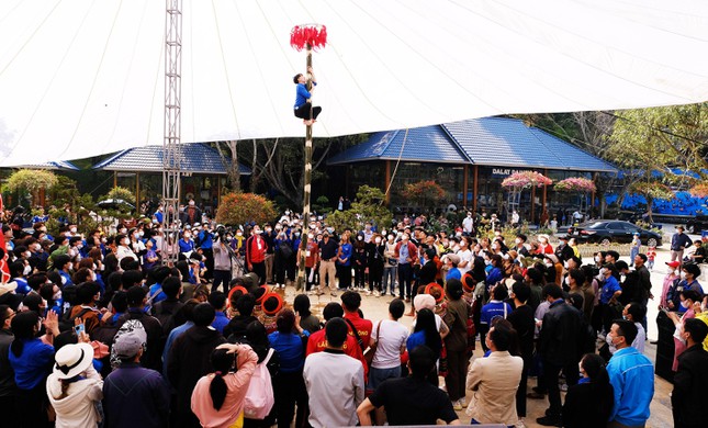 hon 50 000 du khach den da lat dip gio to den tho au lac dong nghet