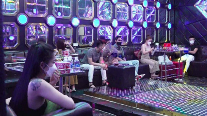 khoi to bat giam 26 doi tuong thac loan ma tuy o quan karaoke khoi to bat giam 26 doi tuong thac loan ma tuy o quan karaoke