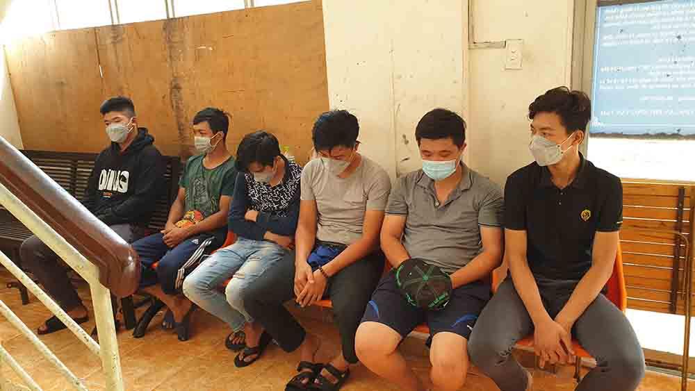 tphcm 6 thanh nien lap nhom canh sat ngang nhien ra duong chan xe kiem tra