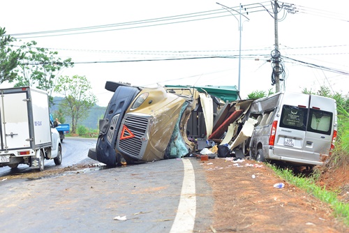 tai nan tren deo mimosa xe dau keo va cham xe khach 7 nguoi bi thuong