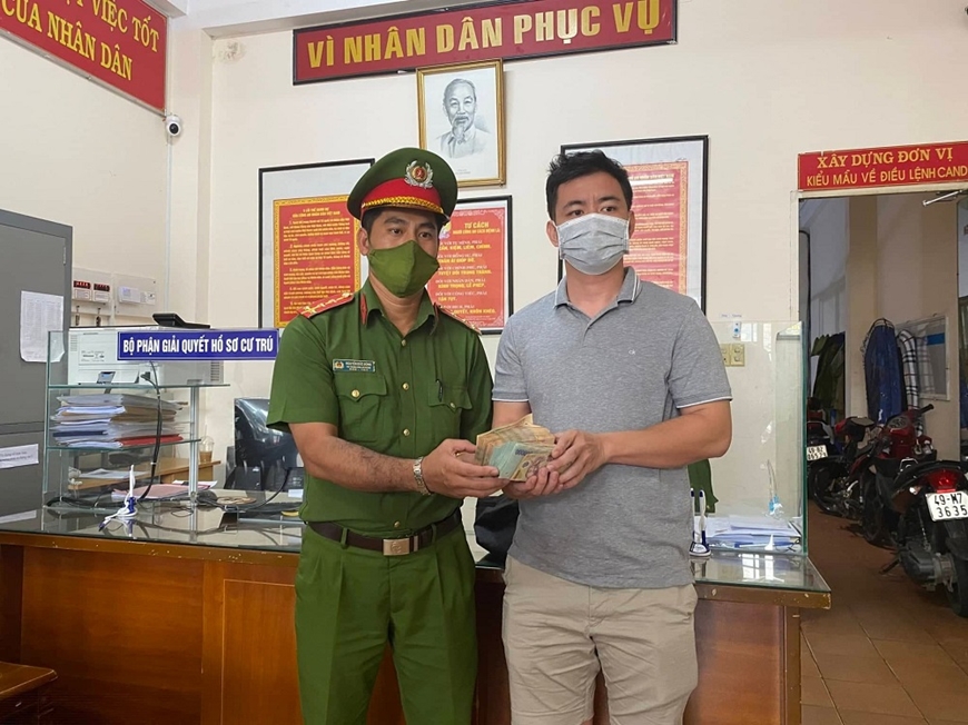 dai uy cong an tra lai 300 trieu dong cho nguoi danh roi dai uy cong an tra lai 300 trieu dong cho nguoi danh roi