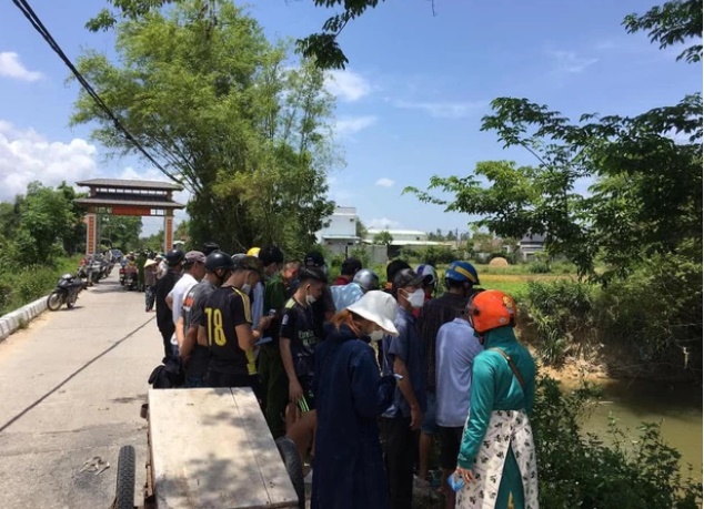 phat hien nguoi dan ong chet canh xe may roi nha di an cuoi roi tu vong 5