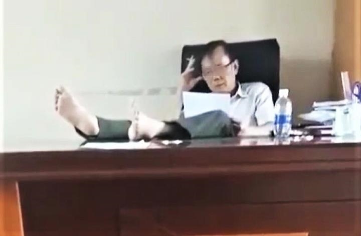 hat truong kiem lam gac hai chan len ban lam viec bi cho thoi chuc hat truong kiem lam gac hai chan len ban lam viec bi cho thoi chuc
