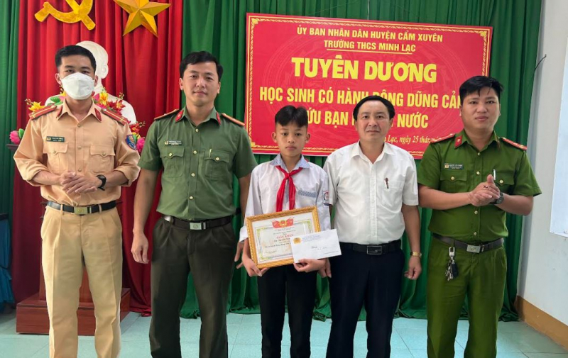 nam sinh lop 8 dung cam cuu 2 em nho duoi nuoc