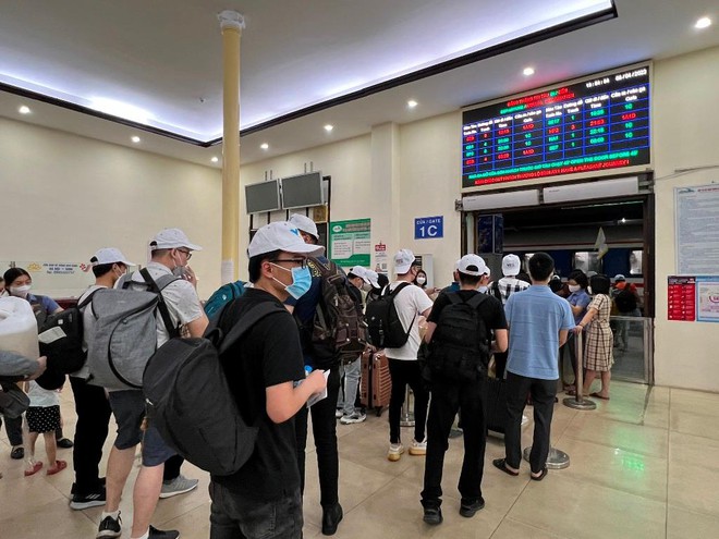 duong sat chay ve cao diem nghi le 30 4 du da lap them 60 doan tau