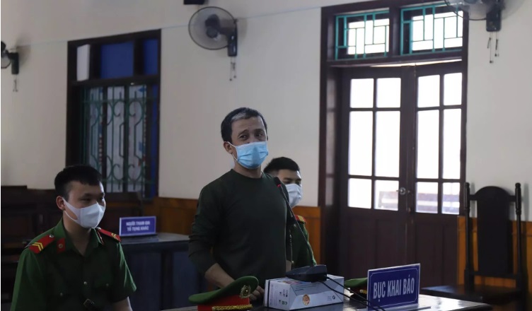 tuyen an nguoi dan ong cam dao doat mang hang xom sau khi bi noi ngoi an va tuyen an nguoi dan ong cam dao doat mang hang xom sau khi bi noi ngoi an va