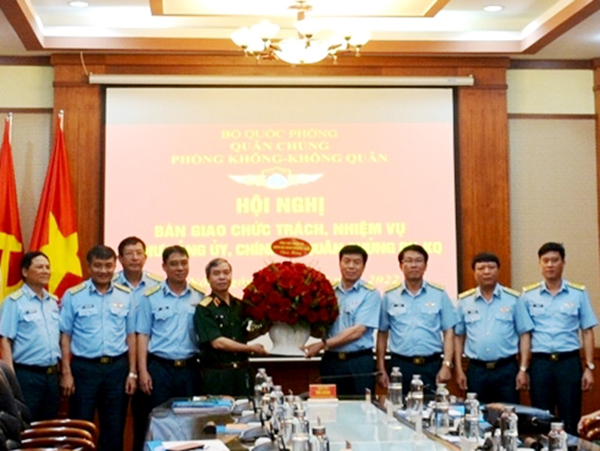 ban giao chuc trach nhiem vu bi thu dang uy chinh uy quan chung phong khong khong quan 1