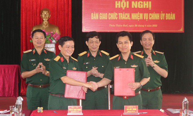 ban giao chuc trach nhiem vu bi thu dang uy chinh uy quan chung phong khong khong quan 2