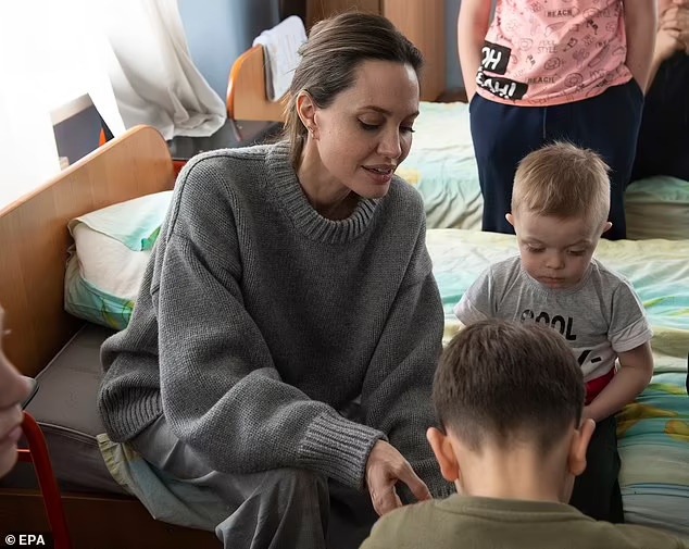 angelina jolie bi mat den tham tre mo coi o ukraine bo tin don nhan them con nuoi 2 angelina jolie bi mat den tham tre mo coi o ukraine bo tin don nhan them con nuoi 2