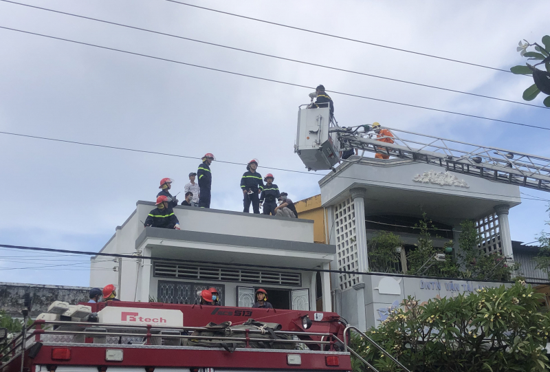 bac lieu chuyen ton lop mai nha 2 nguoi bi dien giat nam bat dong 1