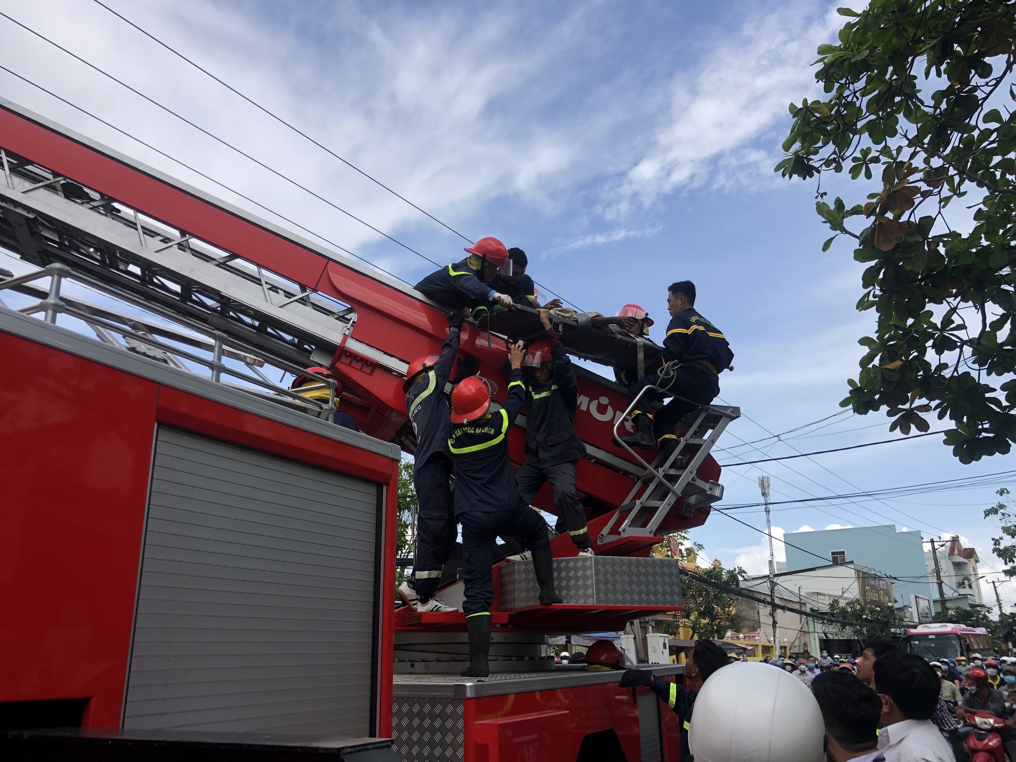 bac lieu chuyen ton lop mai nha 2 nguoi bi dien giat nam bat dong 2