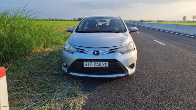 vu no sung cuop taxi tren cao toc doi tuong dau thu giao nop sung cung 10 vien dan2 vu no sung cuop taxi tren cao toc doi tuong dau thu giao nop sung cung 10 vien dan2