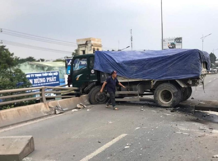 dong nai hoang hon xe ben lao khoi lan can cau vuot amata suyt roi xuong duong2 dong nai hoang hon xe ben lao khoi lan can cau vuot amata suyt roi xuong duong2