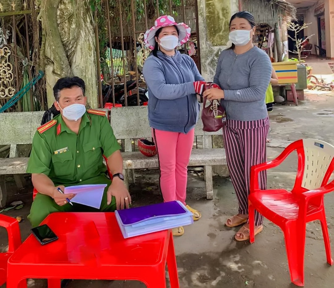 nhat duoc tien va vang nu tieu thuong tra lai cho nguoi danh roi