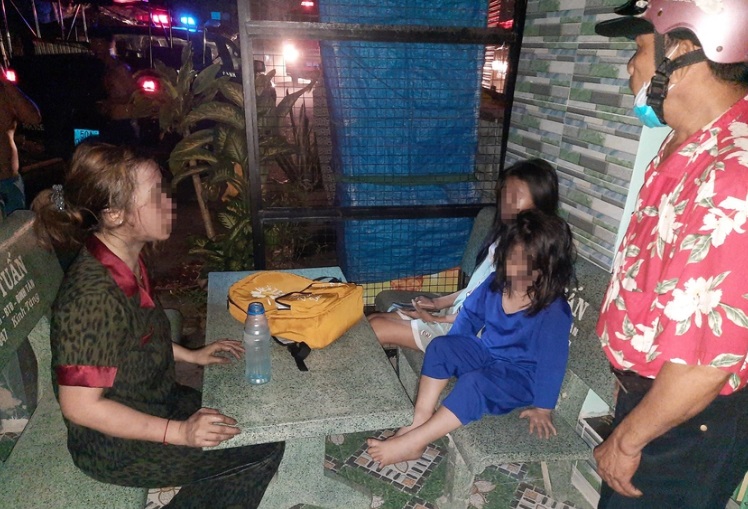 canh sat huy dong kim cong luc xa beng de giai cuu 3 con ket trong ngoi nha bi chay canh sat huy dong kim cong luc xa beng de giai cuu 3 con ket trong ngoi nha bi chay