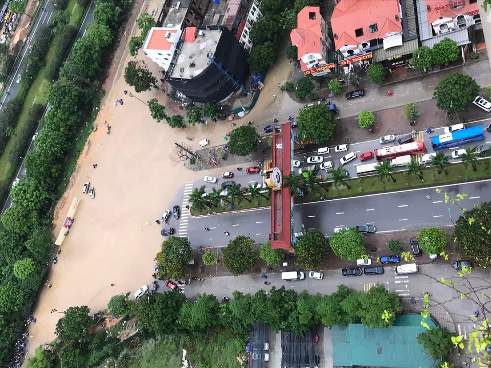 ha noi loat tuyen duong ngap sau nuoc ngap den nua than xe 1