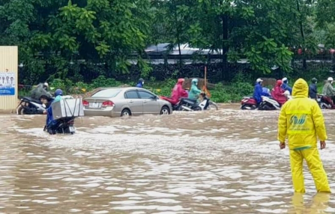 ha noi loat tuyen duong ngap sau nuoc ngap den nua than xe 2