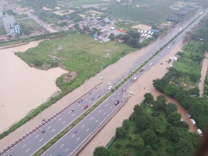 ha noi loat tuyen duong ngap sau nuoc ngap den nua than xe 3