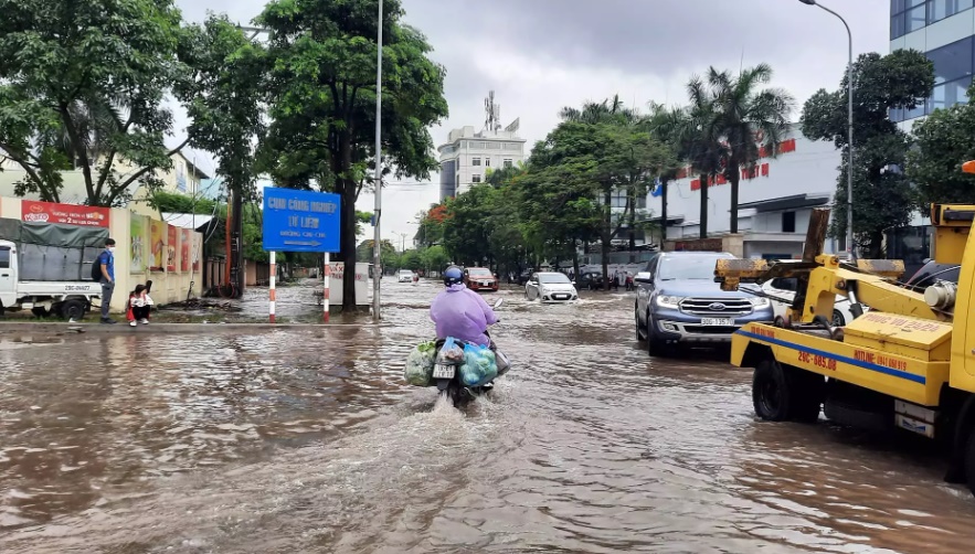 ha noi loat tuyen duong ngap sau nuoc ngap den nua than xe 4