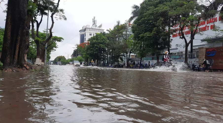 ha noi loat tuyen duong ngap sau nuoc ngap den nua than xe 5