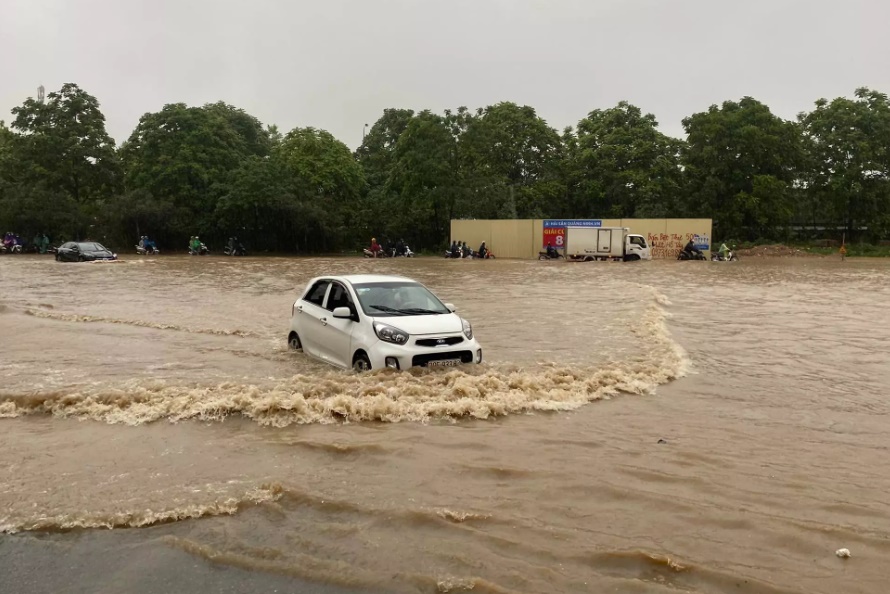 ha noi loat tuyen duong ngap sau nuoc ngap den nua than xe 61