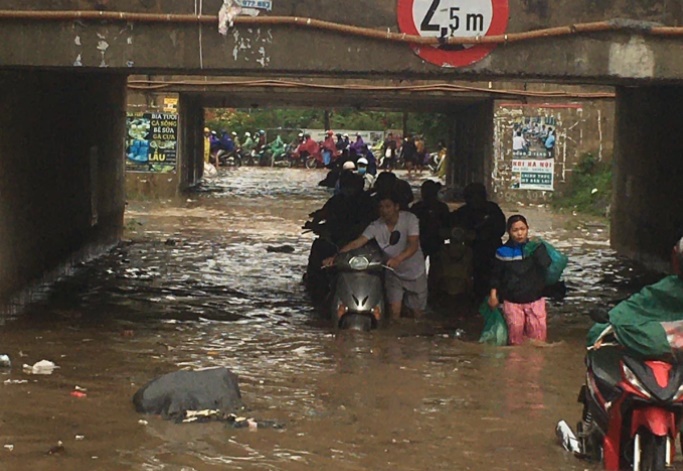 ha noi loat tuyen duong ngap sau nuoc ngap den nua than xe 7