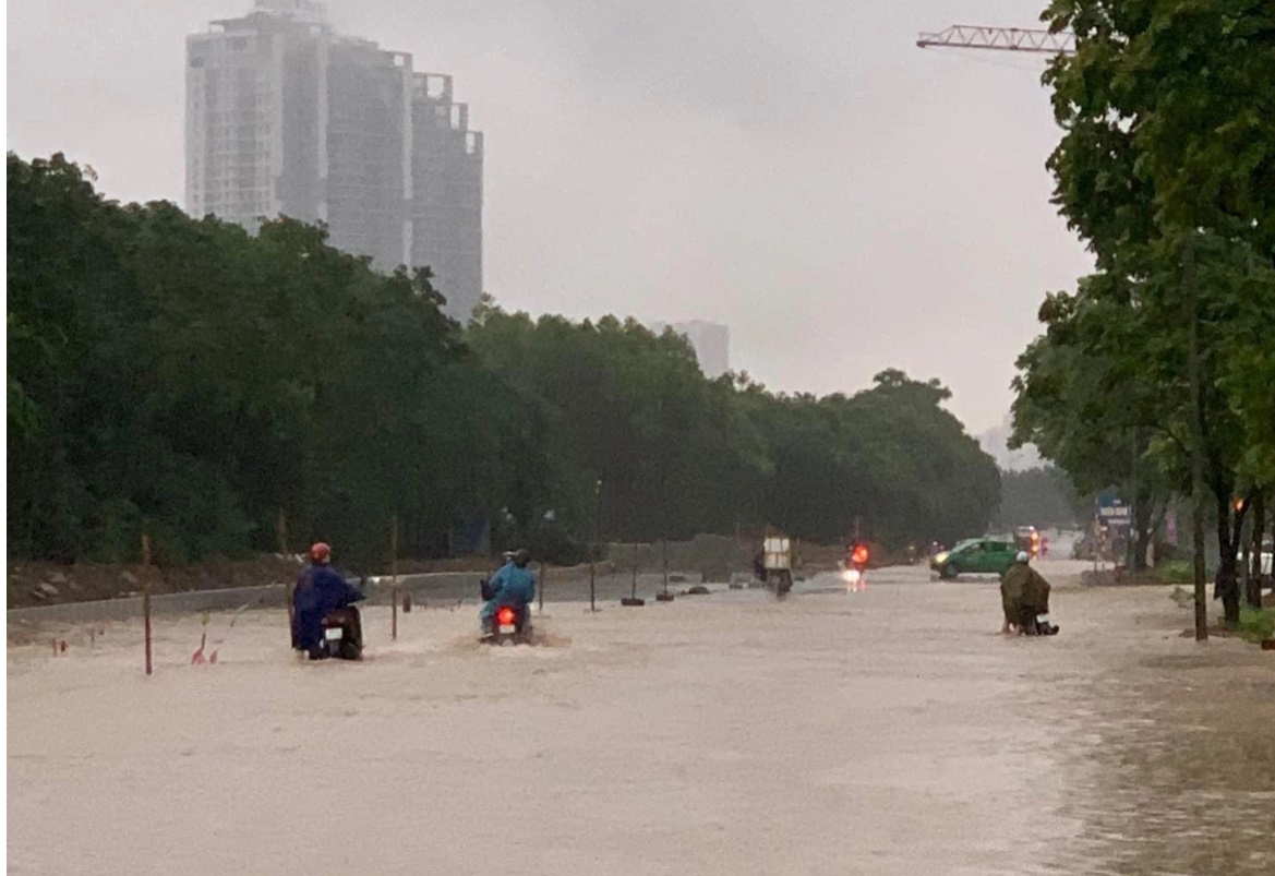 ha noi loat tuyen duong ngap sau nuoc ngap den nua than xe 8