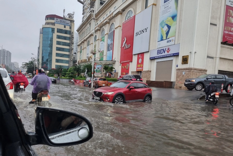 ha noi mua to gio cao diem nhieu tuyen pho ket cung xe vi ngap ha noi mua to gio cao diem nhieu tuyen pho ket cung xe vi ngap