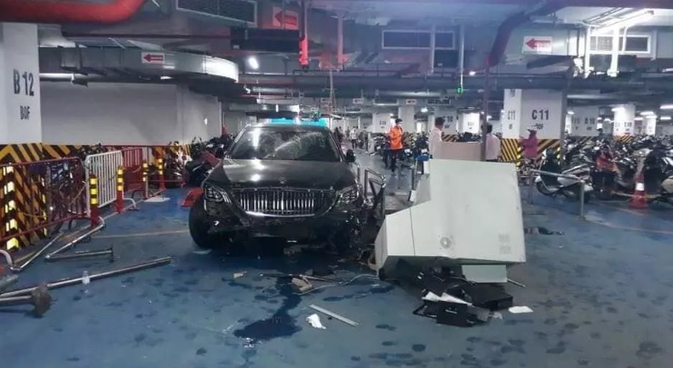 ha noi tai xe mercedes tong loat xe may o ham chung cu lao thang chot bao ve 2