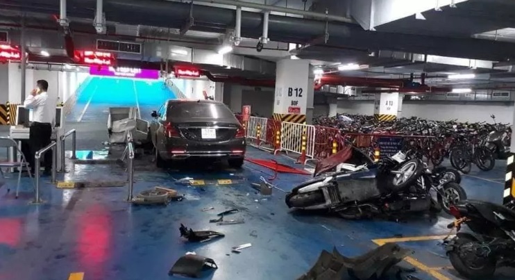 ha noi tai xe mercedes tong loat xe may o ham chung cu lao thang chot bao ve 3