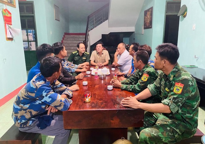 tau ca bi dam chim 6 ngu dan roi xuong bien