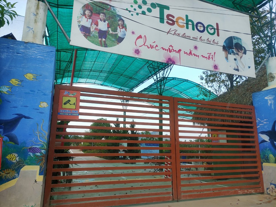 di tham quan du lich be 4 tuoi chet duoi duoi ao nong trai