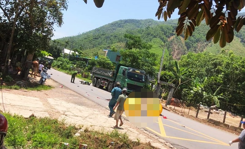 tren duong den benh vien cham con om 2 vo chong gap tai nan tu vong