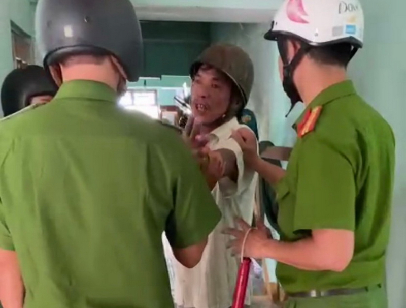 vo dang ban ve so giua duong chong dung rua chem 4 nhat