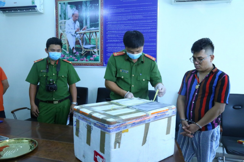 8kg ma tuy tong hop duoc phu phep vao hop dung banh keo