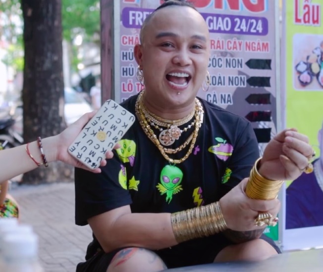 chu quan chan ga deo gan 100 luong vang tren nguoi tiet lo so thich khung2