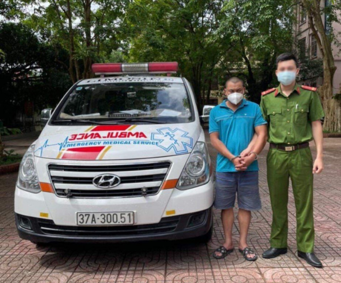 van chuyen ma tuy bang xe cuu thuong lao vao canh sat khi bi phat hien