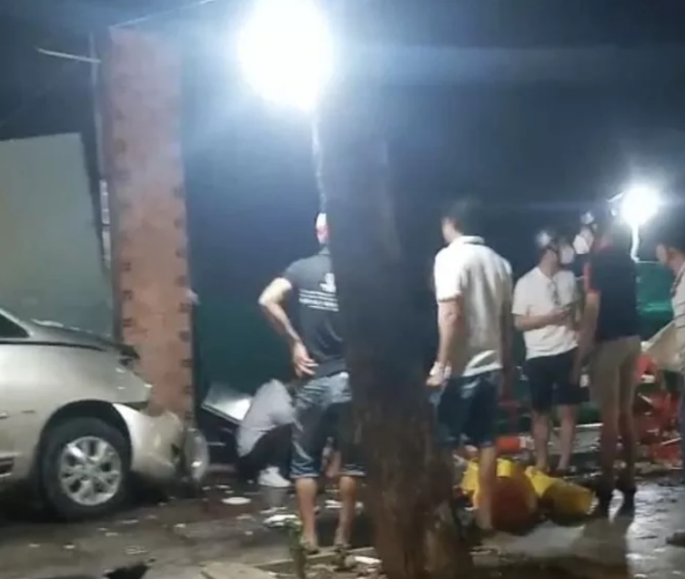 3 nguoi trong gia dinh ngoi an oc bi oto tong trung hau qua 1 nguoi tu vong